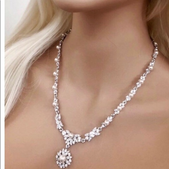 NWT Dainty Pearl and Rhinestones Necklace Set - Picture 2 of 10